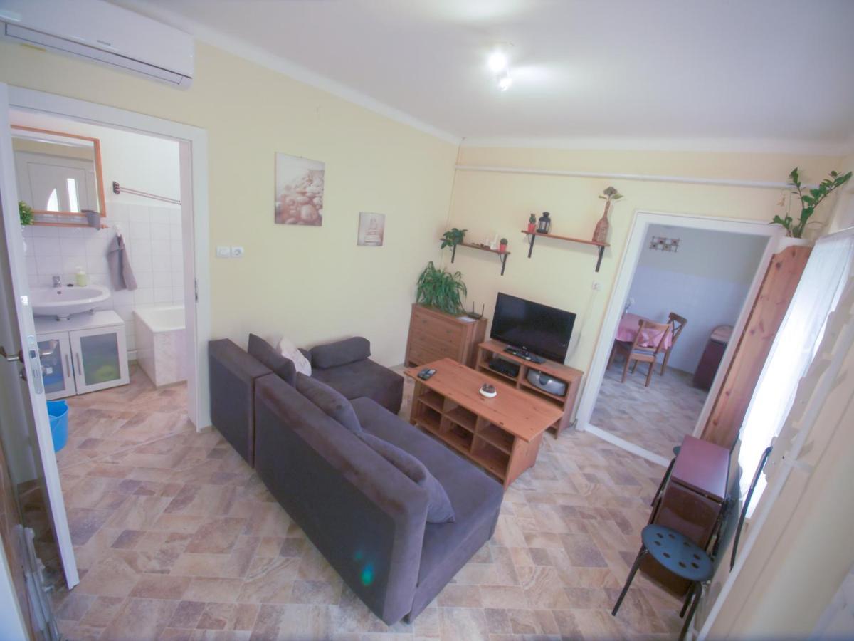 Estike Apartment Балатонлеле Екстериор снимка