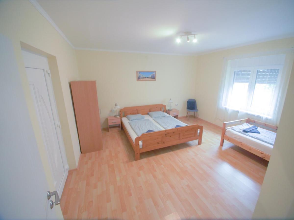 Estike Apartment Балатонлеле Екстериор снимка