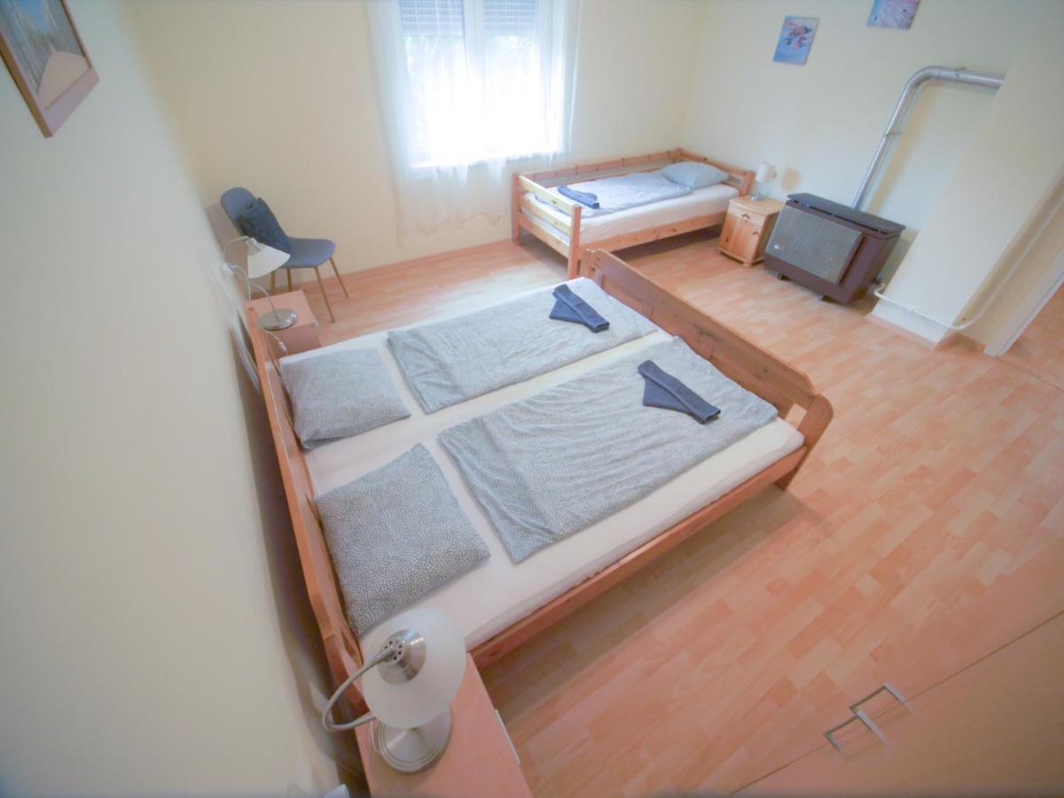 Estike Apartment Балатонлеле Екстериор снимка